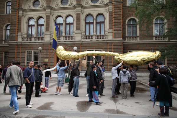 Pritisci zbog “zlatne kašike” se nastavljaju!