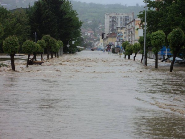 Participants of POINT 3.0 helping flood victims