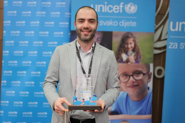 Novinar Istinomjera Minel Abaz dobitnik UNICEF-ove novinarske nagrade za doprinos pravima djece